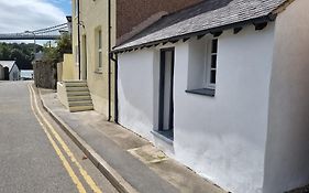 Ferrymans Cottage - Iconic Listed Building